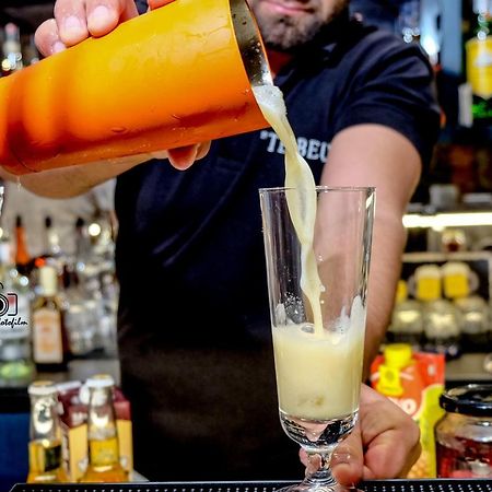 مبيت وإفطار فلورا Tebeu Coffe And Bar المظهر الخارجي الصورة