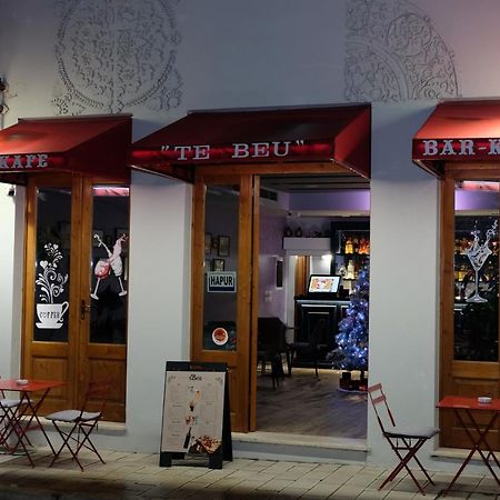 مبيت وإفطار فلورا Tebeu Coffe And Bar المظهر الخارجي الصورة