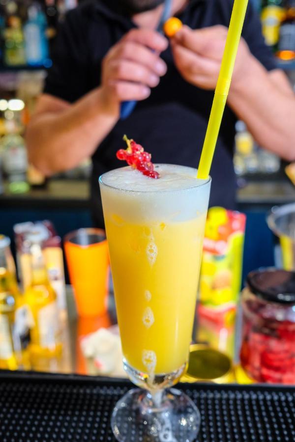 مبيت وإفطار فلورا Tebeu Coffe And Bar المظهر الخارجي الصورة